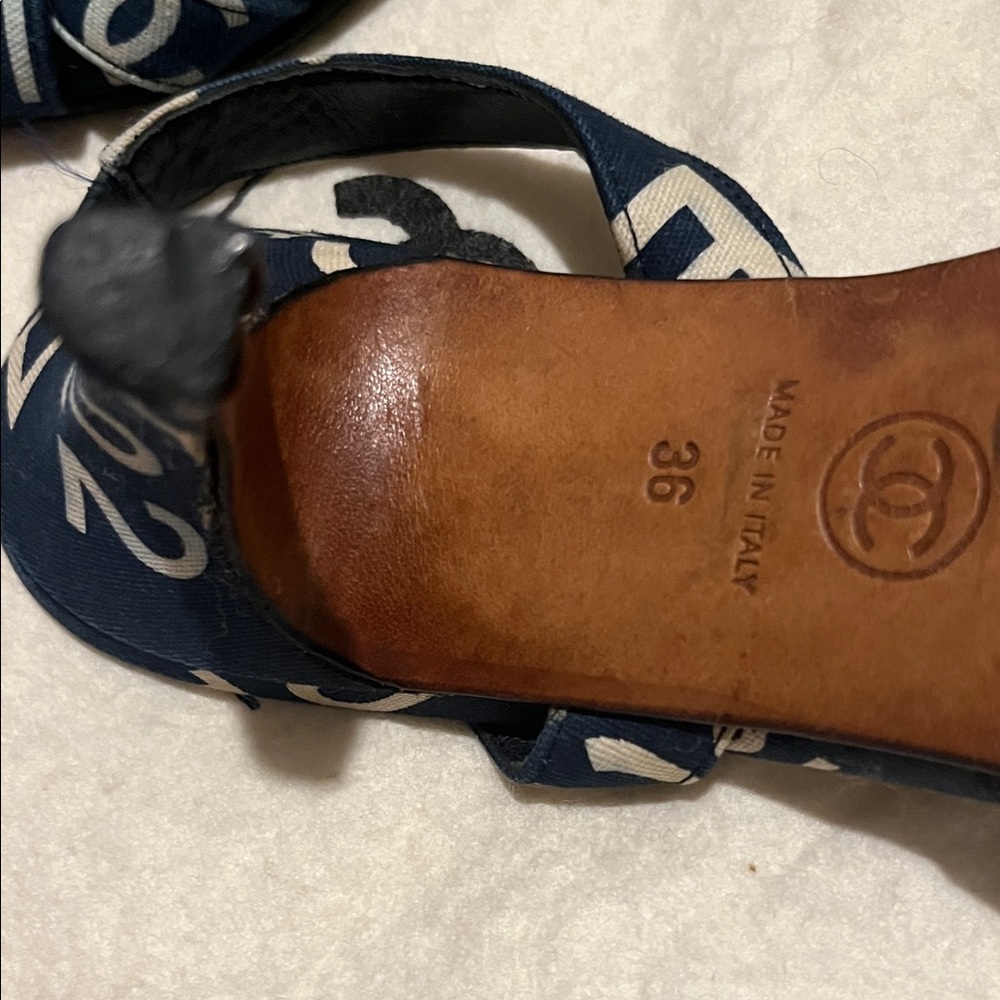 CHANEL Dark Blue and White Heels - Picture 7 of 13